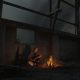 femme devant un feu de camp dans un bâtiment abandonné