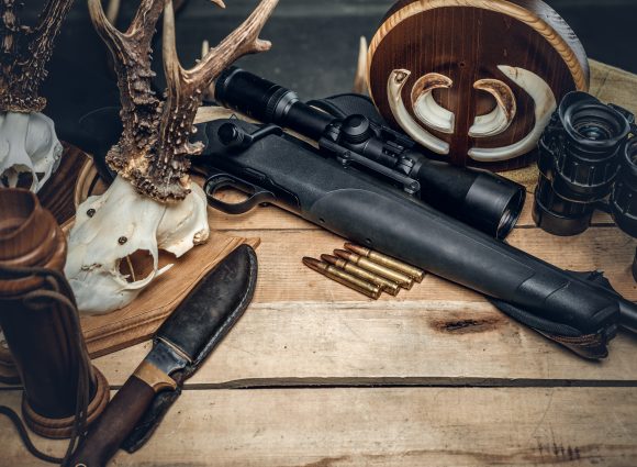 photo de munitions, armes et jumelles pour le survivalisme
