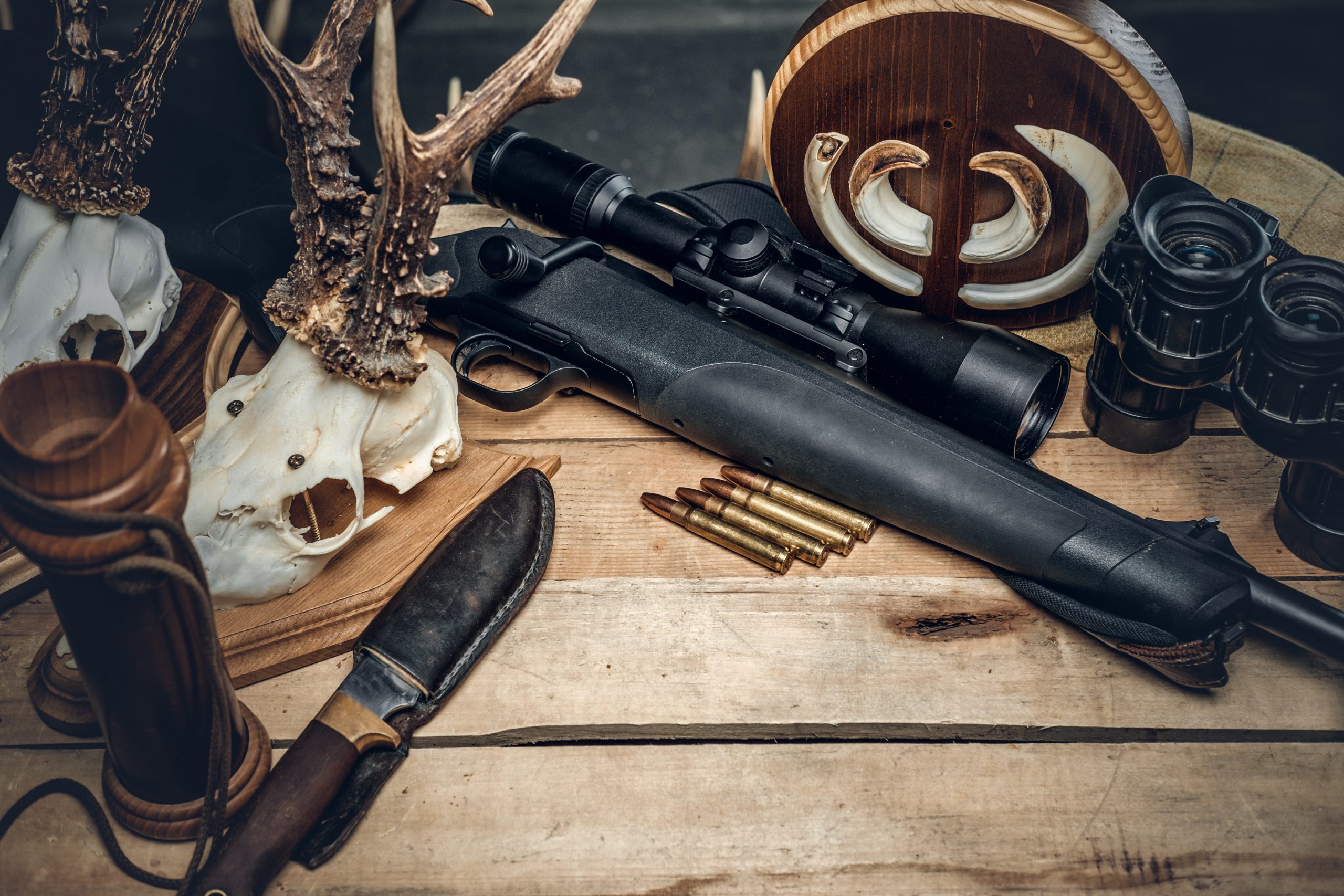 photo de munitions, armes et jumelles pour le survivalisme